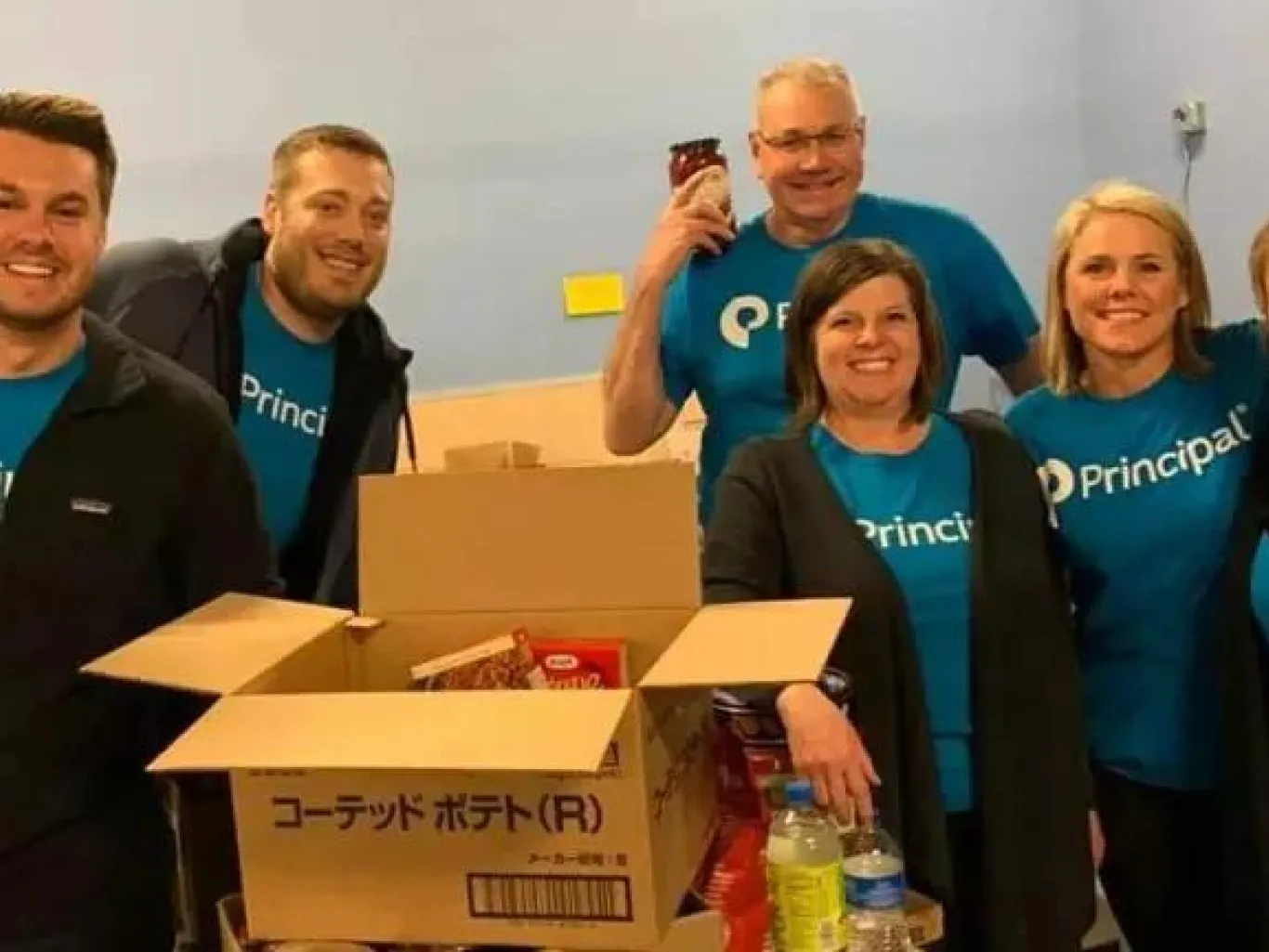 Financial professionals and Principal® staff from the northwest office volunteering at food bank.